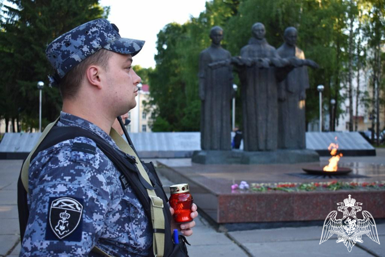 Сотрудники Росгвардии Коми приняли участие в акции «Свеча памяти»