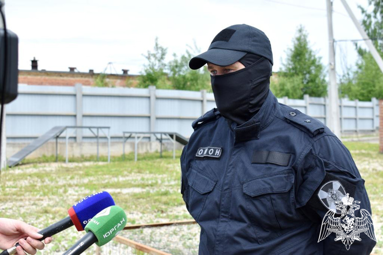 В Сыктывкаре кинологи Росгвардии поделились с журналистами особенностями службы минно-разыскных собак