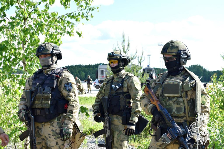 Сотрудники ОМОН «Зырянин» отработали задержание условных вооруженных преступников