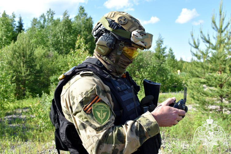 Сотрудники ОМОН «Зырянин» отработали задержание условных вооруженных преступников