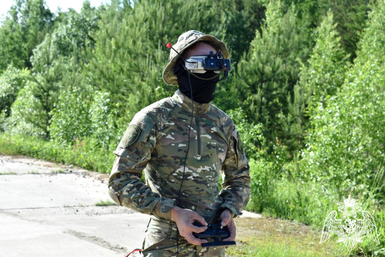 Сотрудники ОМОН «Зырянин» отработали задержание условных вооруженных преступников