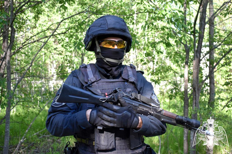 Сотрудники ОМОН «Зырянин» отработали задержание условных вооруженных преступников