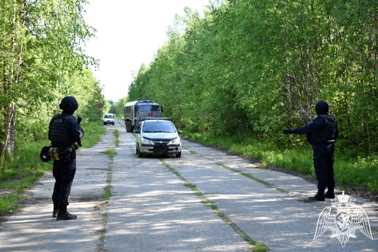 Сотрудники ОМОН «Зырянин» отработали задержание условных вооруженных преступников