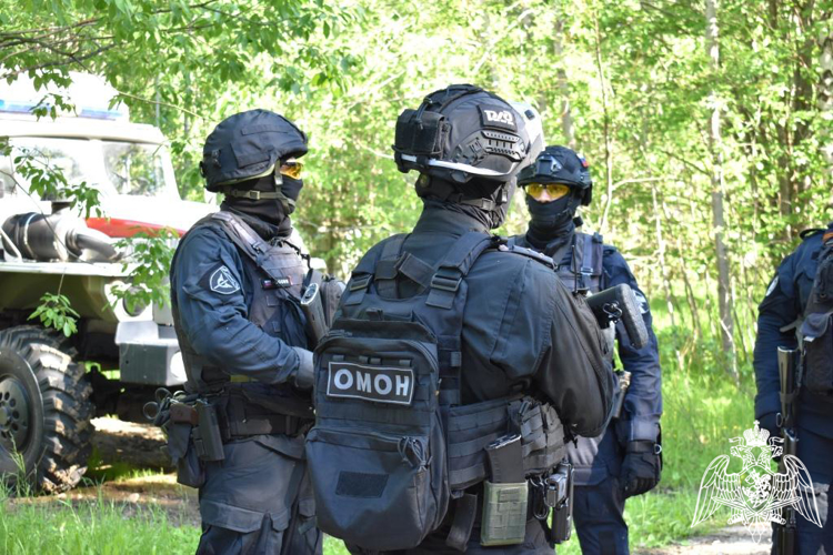 Сотрудники ОМОН «Зырянин» отработали задержание условных вооруженных преступников