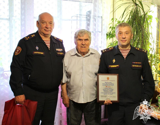 Начальник Управления Росгвардии по Республике Коми поздравил ветерана службы с 95-летием
