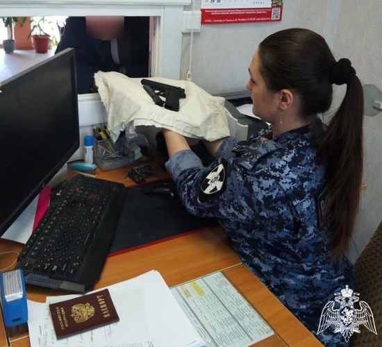 Сыктывкарцы продолжают добровольно сдавать в Росгвардию найденное оружие