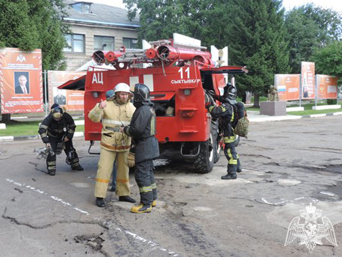 В Сыктывкаре в Центре подготовки личного состава Северо-Западного округа Росгвардии прошли учения с подразделениями ведомственной пожарной охраны на объектах инфраструктуры
