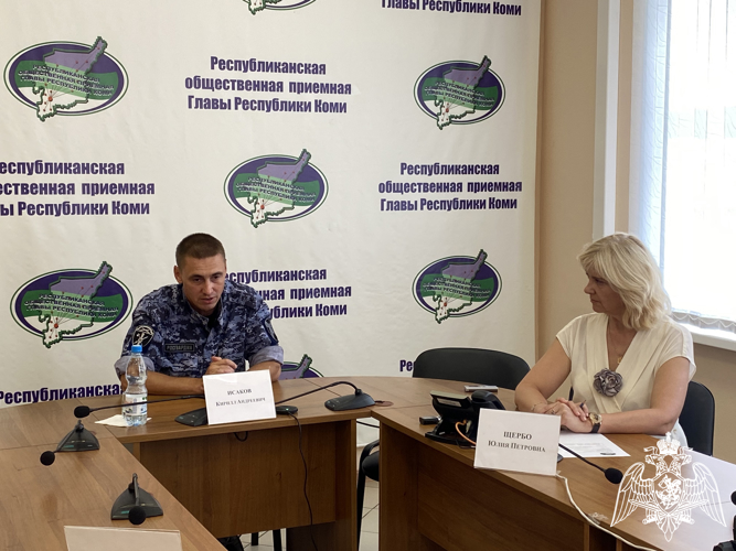 В Сыктывкаре офицер Росгвардии принял участие в прямой линии, в ходе которой напомнил владельцам оружия о соблюдении установленных правил оборота оружия