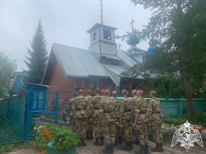 В Сыктывкаре военнослужащие и сотрудники Росгвардии в День Крещения Руси приняли участие в богослужениях