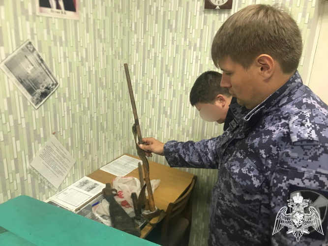 В Троицко-Печорском районе Республики Коми рыбак на реке обнаружил оружие и сдал его в Росгвардию