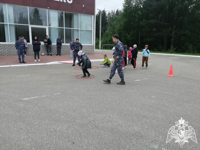 В Коми сотрудники вневедомственной охраны Росгвардии посетили детский лагерь в рамках ведомственной акции «Каникулы с Росгвардией»