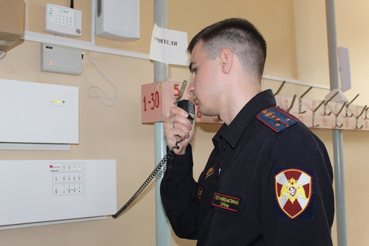 В Сыктывкаре сотрудники вневедомственной охраны Росгвардии в составе комиссии проверили готовность образовательных учреждений к 1 сентября