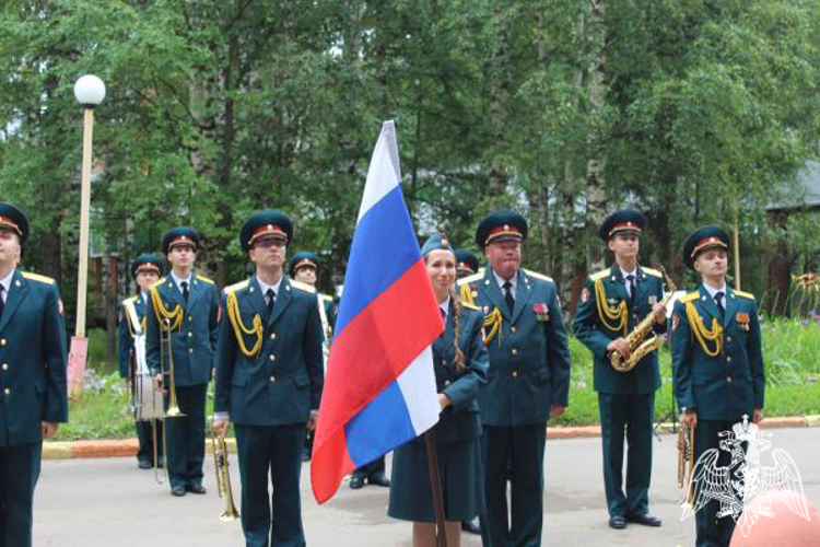 В Сыктывкаре военный оркестр Росгвардии выступил для юных пациентов в честь празднования Дня Государственного флага Российской Федерации и Дня Республики Коми 