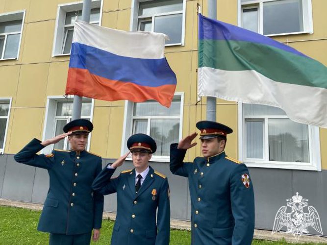 В Коми военнослужащие Росгвардии приняли участие в праздновании Дня Государственного флага России и Дня Республики Коми