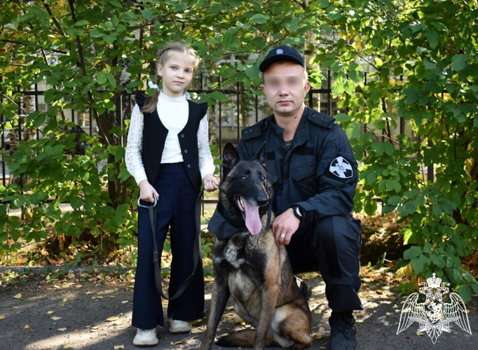 Кинологи ОМОН «Зырянин» рассказали о своей профессии подшефным кадетам