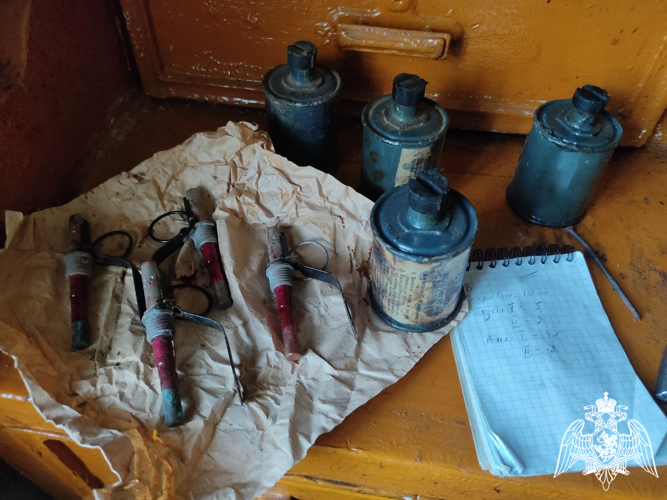 В Коми сотрудники ОМОН «Зырянин» обследовали опасные предметы в заброшенном доме