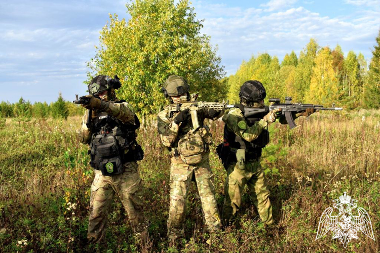 Сотрудники ОМОН «Зырянин» отработали действия по задержанию условных вооруженных преступников в лесном массиве