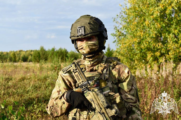 Сотрудники ОМОН «Зырянин» отработали действия по задержанию условных вооруженных преступников в лесном массиве
