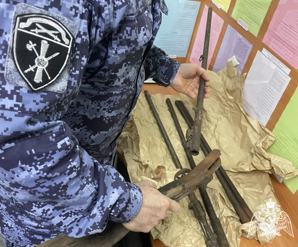 Жители Удорского района добровольно сдали в Росгвардию основные части оружия