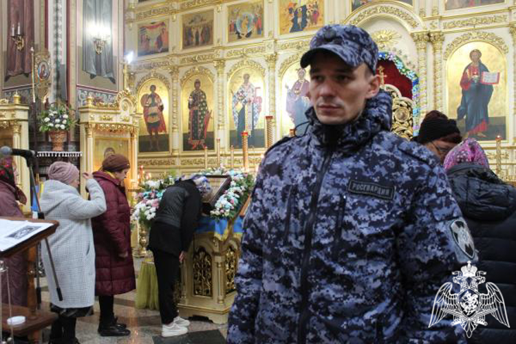 В Коми росгвардейцы обеспечивают участие в охране общественного порядка прибывшей в храм чудотворной Казанской иконы Божией Матери
