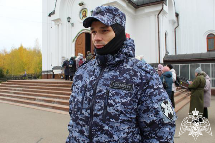 В Коми росгвардейцы обеспечивают участие в охране общественного порядка прибывшей в храм чудотворной Казанской иконы Божией Матери