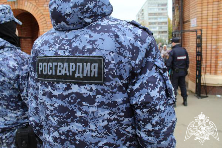 В Коми росгвардейцы обеспечивают участие в охране общественного порядка прибывшей в храм чудотворной Казанской иконы Божией Матери