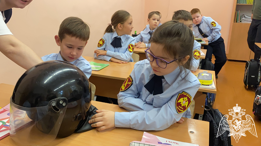 В Сыктывкаре росгвардейцы поздравили педагогический коллектив подшефной школы с Днем учителя