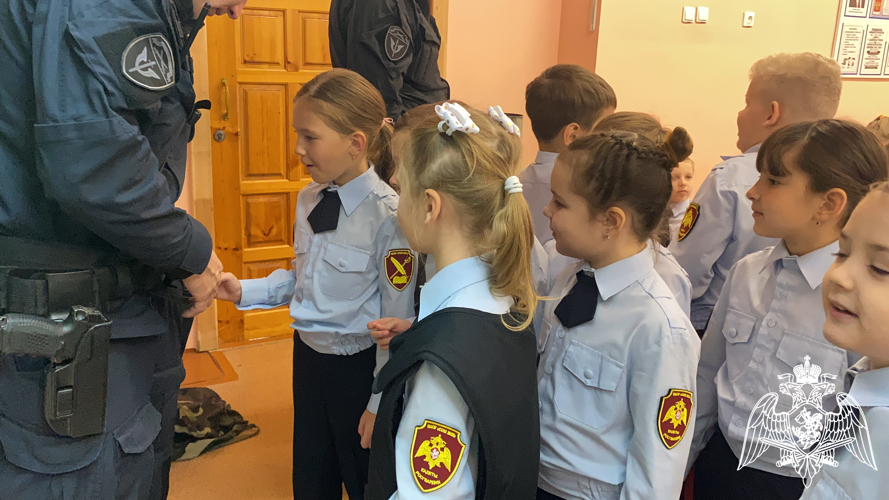 В Сыктывкаре росгвардейцы поздравили педагогический коллектив подшефной школы с Днем учителя