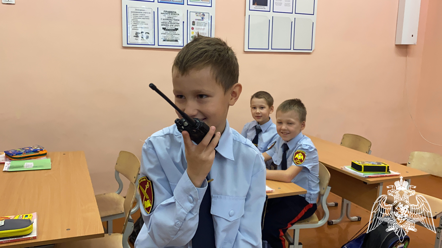 В Сыктывкаре росгвардейцы поздравили педагогический коллектив подшефной школы с Днем учителя