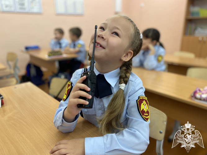 В Сыктывкаре росгвардейцы поздравили педагогический коллектив подшефной школы с Днем учителя