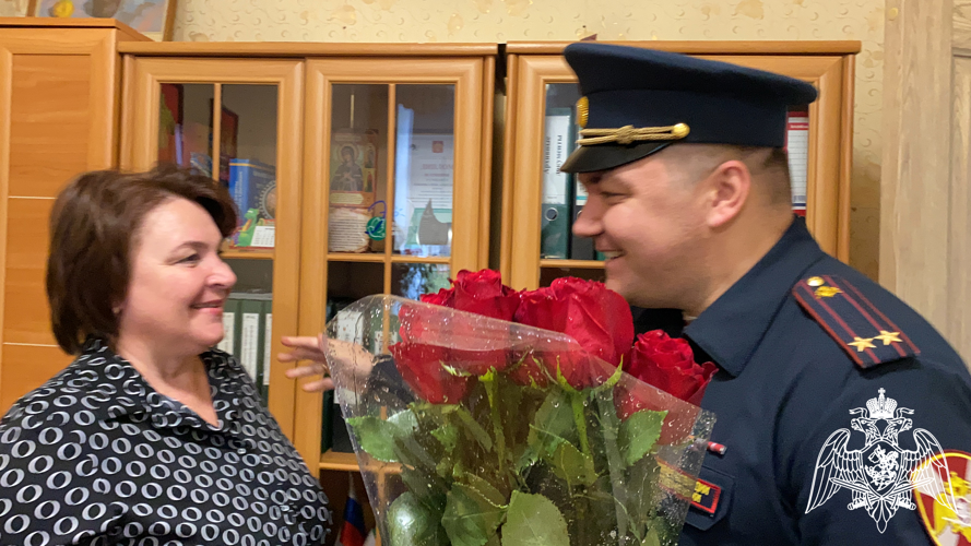 В Сыктывкаре росгвардейцы поздравили педагогический коллектив подшефной школы с Днем учителя