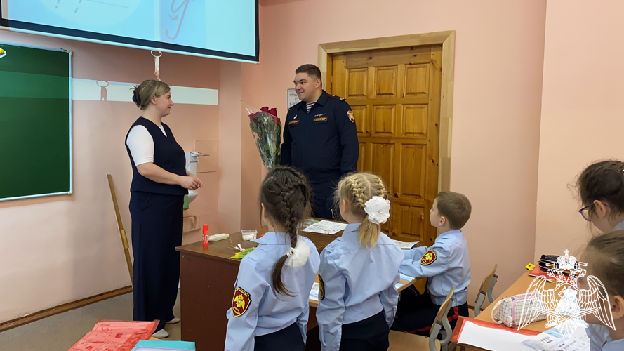 В Сыктывкаре росгвардейцы поздравили педагогический коллектив подшефной школы с Днем учителя