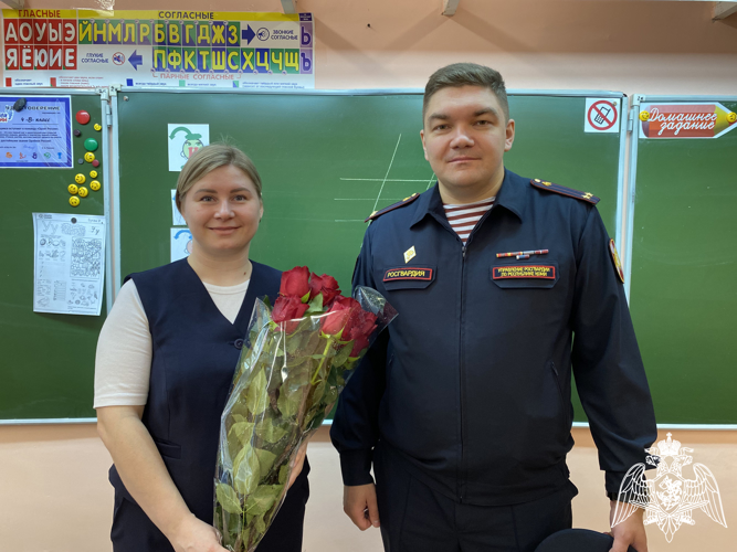 В Сыктывкаре росгвардейцы поздравили педагогический коллектив подшефной школы с Днем учителя