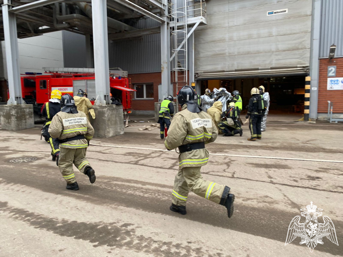 Пожарно-тактическое учение с подразделениями ведомственной пожарной охраны Центра подготовки личного состава Росгвардии и Сыктывкарским пожарно-спасательным гарнизоном Республики Коми прошли в Эжвинском районе