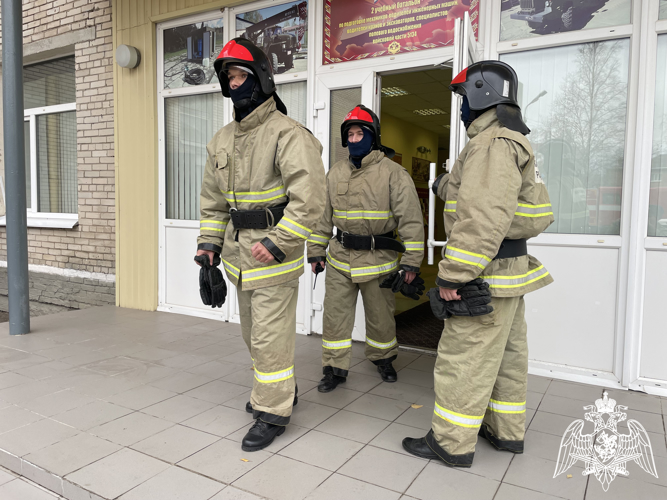 Пожарно-тактическое учение с подразделениями ведомственной пожарной охраны Центра подготовки личного состава Росгвардии и Сыктывкарским пожарно-спасательным гарнизоном Республики Коми прошли в Эжвинском районе