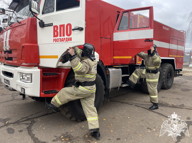 Пожарно-тактическое учение с подразделениями ведомственной пожарной охраны Центра подготовки личного состава Росгвардии и Сыктывкарским пожарно-спасательным гарнизоном Республики Коми прошли в Эжвинском районе