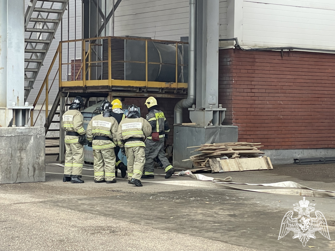 Пожарно-тактическое учение с подразделениями ведомственной пожарной охраны Центра подготовки личного состава Росгвардии и Сыктывкарским пожарно-спасательным гарнизоном Республики Коми прошли в Эжвинском районе