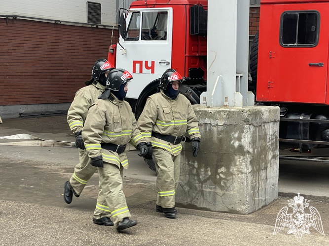 Пожарно-тактическое учение с подразделениями ведомственной пожарной охраны Центра подготовки личного состава Росгвардии и Сыктывкарским пожарно-спасательным гарнизоном Республики Коми прошли в Эжвинском районе