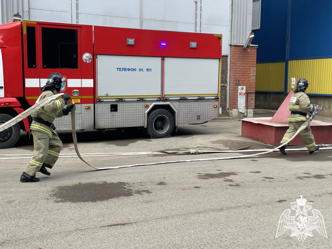 Пожарно-тактическое учение с подразделениями ведомственной пожарной охраны Центра подготовки личного состава Росгвардии и Сыктывкарским пожарно-спасательным гарнизоном Республики Коми прошли в Эжвинском районе