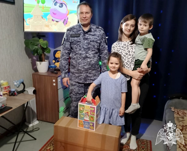 Начальник Управления Росгвардии по Республике Коми исполнил новогоднюю мечту мальчика из Емвы