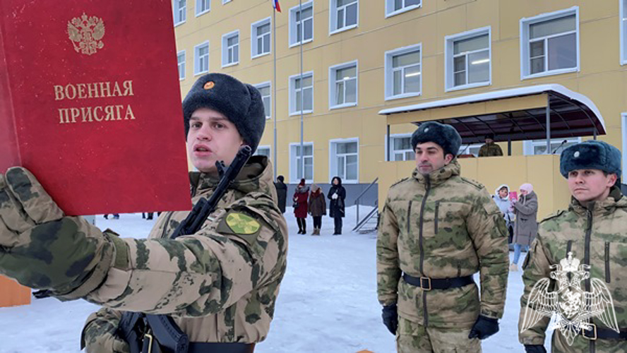 В Сыктывкаре военнослужащие по призыву торжественно приняли присягу