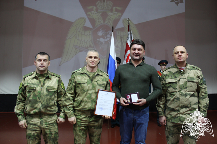 В Сыктывкаре в Центре подготовки личного состава Росгвардии вручил ведомственную медаль председателю совета директоров ООО «Лузалес» Руслану Семенюку