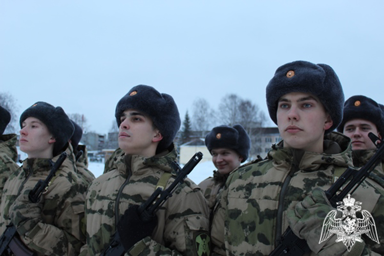 В Сыктывкаре военнослужащие по призыву торжественно приняли присягу