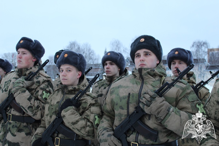 В Сыктывкаре военнослужащие по призыву торжественно приняли присягу