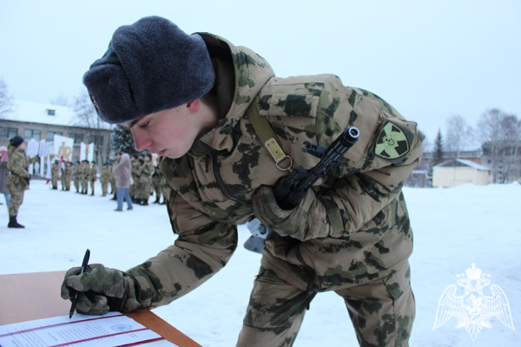 В Сыктывкаре военнослужащие по призыву торжественно приняли присягу