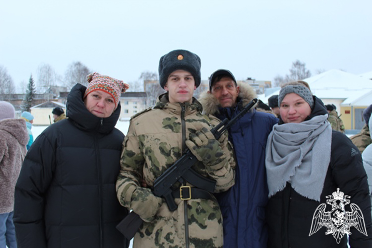 В Сыктывкаре военнослужащие по призыву торжественно приняли присягу