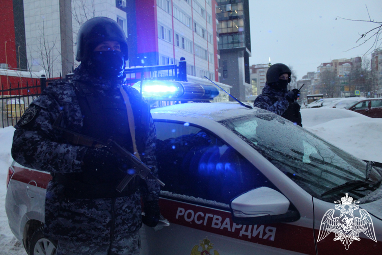 Сыктывкарские росгвардейцы задержали подозреваемого в нанесении ножевого ранения своей супруге