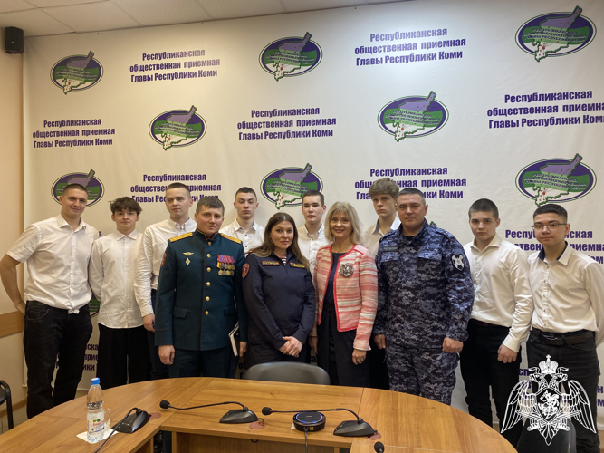 В Сыктывкаре росгвардейцы рассказали выпускникам школ о военных вузах Росгвардии