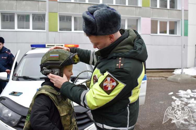 Представители ВАИ Росгвардии и Госавтоинспекции провели урок дорожной безопасности для сыктывкарских кадетов