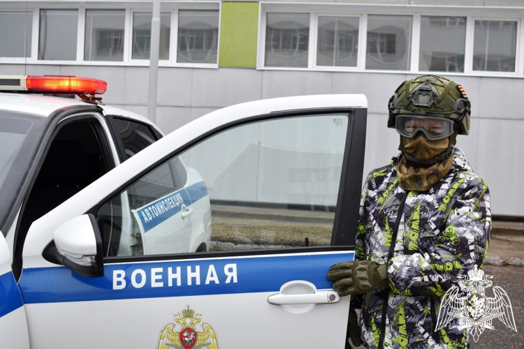 Представители ВАИ Росгвардии и Госавтоинспекции провели урок дорожной безопасности для сыктывкарских кадетов
